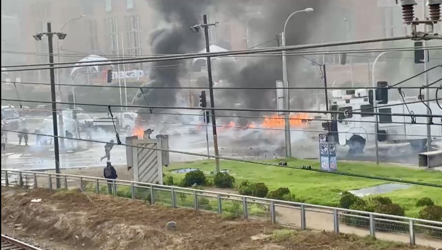 Duros enfrentamientos entre pescadores y Carabineros en la Av. España de Valparaíso: tránsito y servicio de metro suspendido