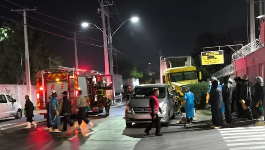 Emergencia química obligó a unos 1.000 vecinos a evacuar sus casas en La Cisterna: hubo un derrame de amoniaco en empresa Ariztía