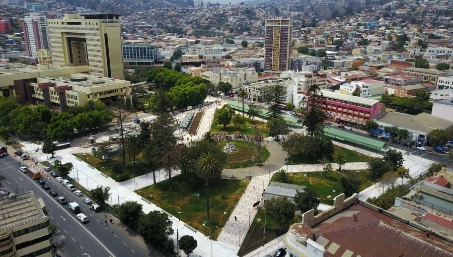 Municipio porteño pide diálogo ante postura radical de ambulantes de plaza O'Higgins que serían trasladados a Av. Argentina