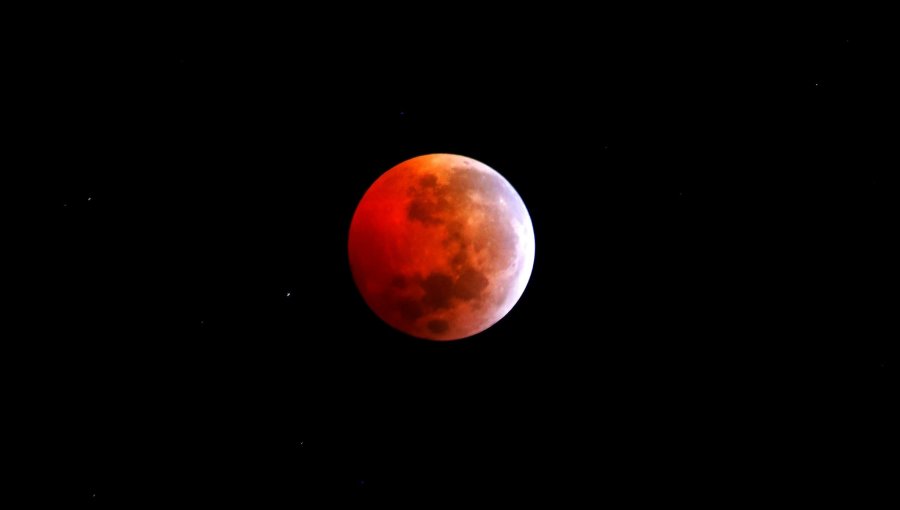 «Luna de Sangre»: Eclipse lunar total hizo ver al satélite natural de la Tierra en tonos rojizos