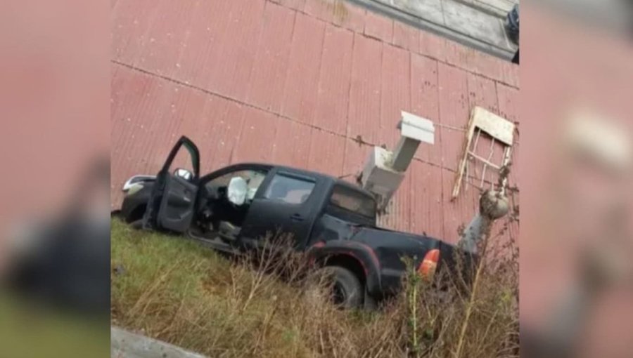 Conductor pierde el control de camioneta y desbarranca cayendo sobre el techo de un restaurante en Concón