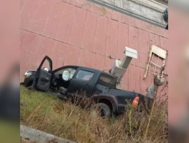 Conductor pierde el control de camioneta y desbarranca cayendo sobre el techo de un restaurante en Concón