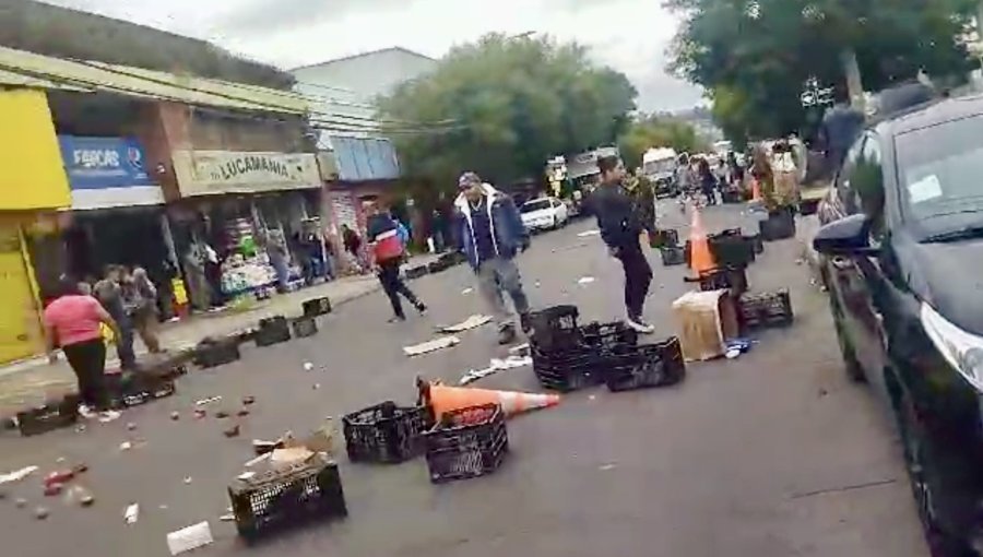 Ambulantes paralizan el tránsito con violenta protesta en el centro de Viña del Mar