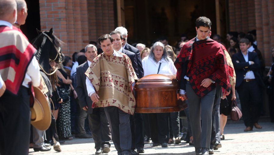 Con la presencia de familia, amigos y su caballo "regalón": El masivo funeral de matrimonio asesinado en Graneros