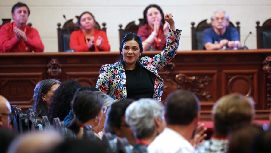 Militantes del Partido Comunista condenan filtraciones de chats entre Cariola y Hassler