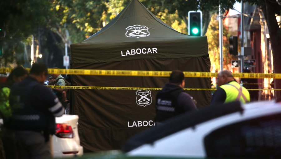 Dos sujetos fueron asesinados a balazos al interior de un vehículo en Santiago