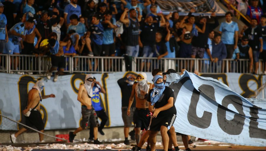 Hinchas de Deportes Iquique irrumpen en la cancha y obligan a suspender duelo ante Unión Española