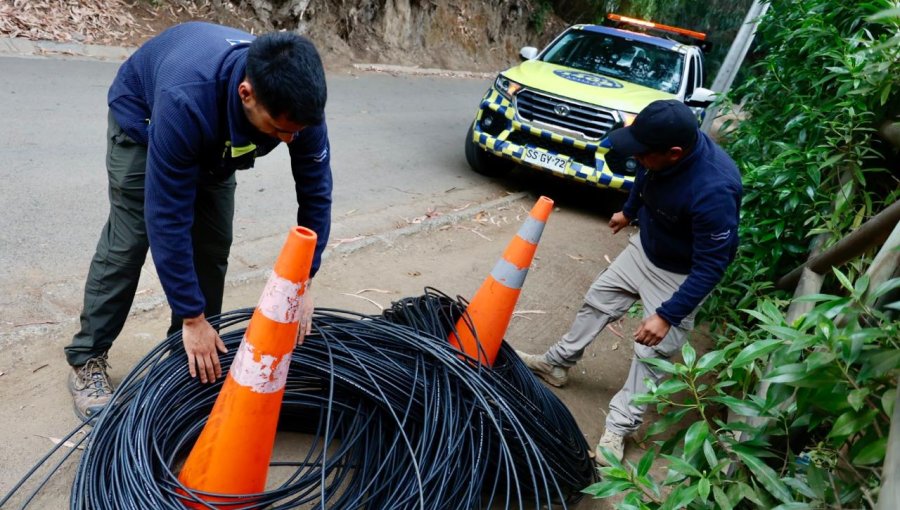 Dos personas fueron detenidas tras ser sorprendidas robando cables de fibra óptica en Zapallar