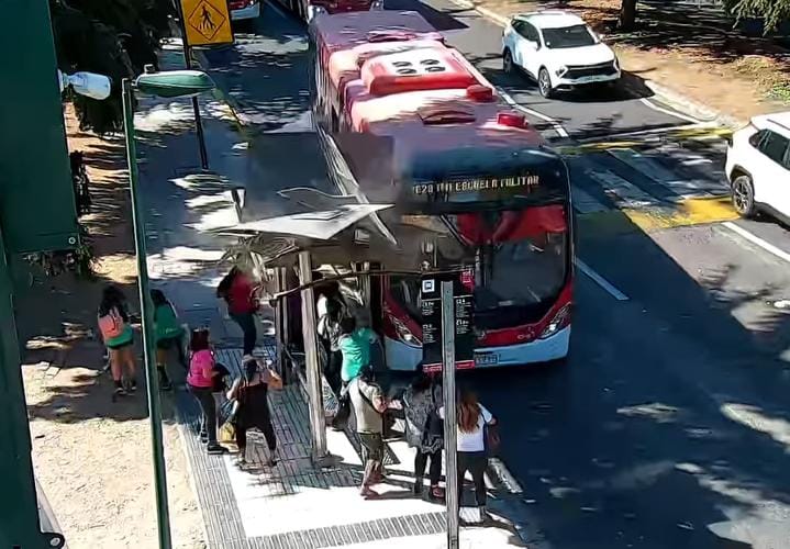 Bus RED chocó contra un paradero en Lo Barnechea: conductor huyó tras llevar a una persona a un centro asistencial