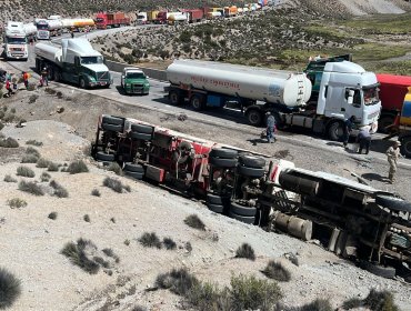 Camión cargado con 18 mil litros de petróleo volcó en ruta de Putre: conductor fue detenido por conducir ebrio