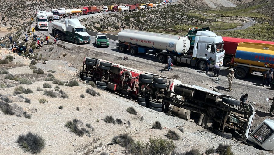 Camión cargado con 18 mil litros de petróleo volcó en ruta de Putre: conductor fue detenido por conducir ebrio