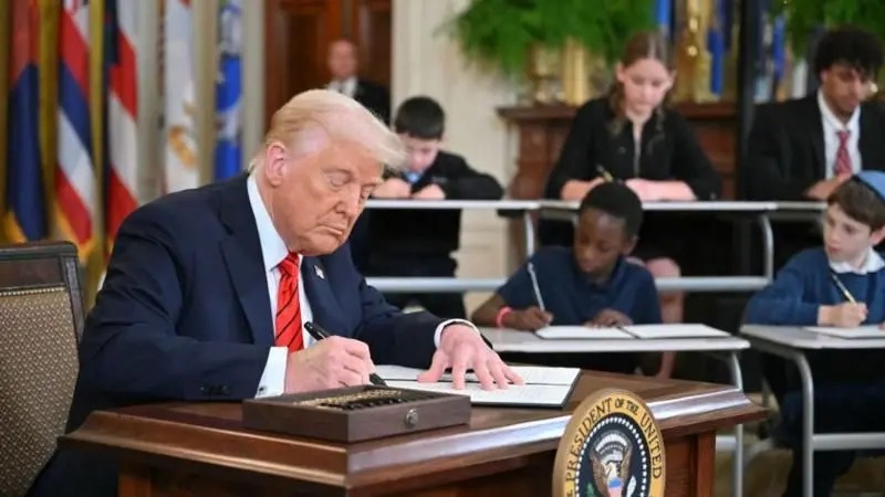 Donald Trump firma orden ejecutiva para desmantelar el Departamento de Educación de EE.UU.