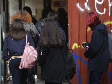 Estudio de Senda revela que las escolares chilenas consumen más tabaco, alcohol y marihuana que los varones