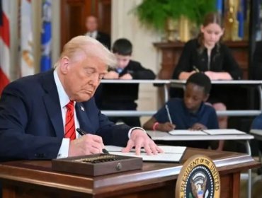 Donald Trump firma orden ejecutiva para desmantelar el Departamento de Educación de EE.UU.