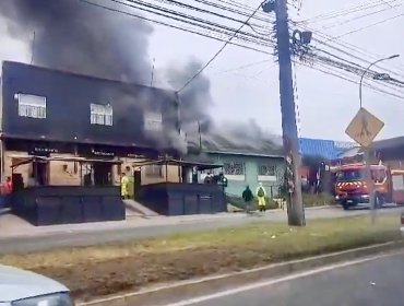 Incendio estructural afecta a local de comida rápida en San Antonio: dos personas resultaron lesionadas por acción del fuego