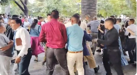 Grupo de evangélicos se enfrentó con Carabineros en la plaza de Armas de Santiago: funcionarios resultaron lesionados