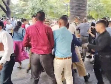 Grupo de evangélicos se enfrentó con Carabineros en la plaza de Armas de Santiago: funcionarios resultaron lesionados