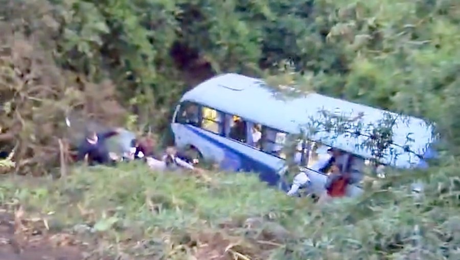 Bus desbarrancó en ruta de Cochamó dejando a 12 lesionados: tres se encuentran graves