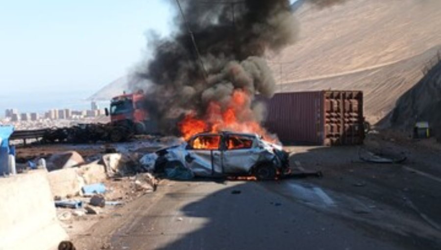 Un muerto y cuatro heridos dejó colisión múltiple en Iquique