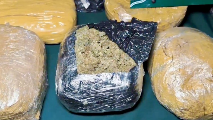 Control policial en Santiago termina con conductor fugado y la incautación de 40 paquetes de marihuana desde su auto