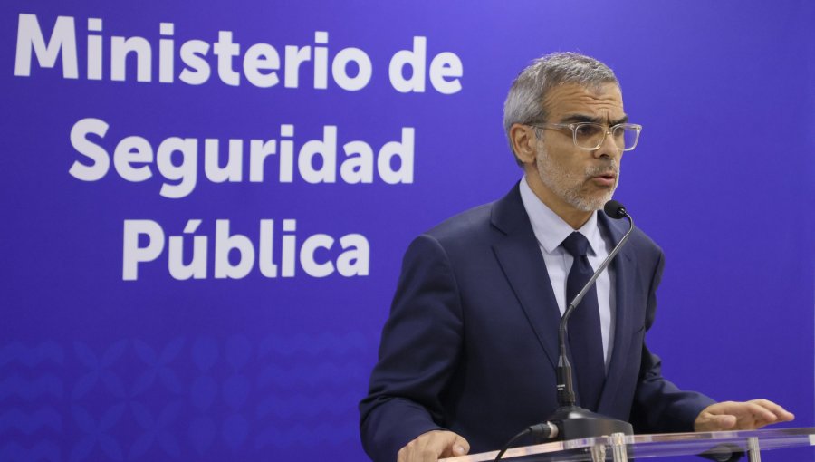 Ministro Cordero aseguró que el trato que dará el Gobierno a las barras bravas será de asociaciones ilícitas