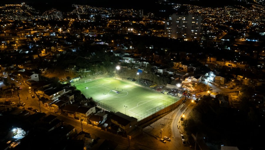 Renovada cancha del auditorio Benito Parraguez de Valparaíso tiene estándar FIFA
