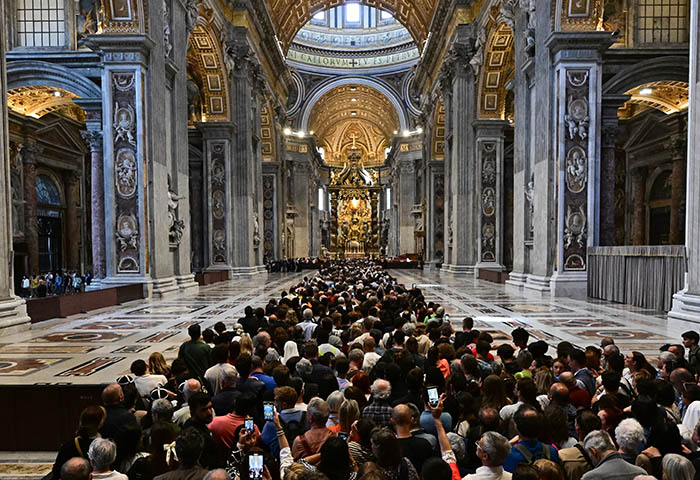 Visita de más de 20 mil de fieles obligó a extender horario de velorio del Papa Francisco en la Basílica de San Pedro