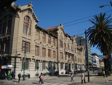 Estudiantes de la U. de Playa Ancha y la U. Católica de Valparaíso marcharon juntos en medio de paros por graves crisis institucionales
