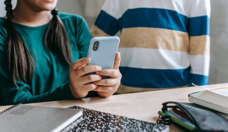 Finlandia prohíbe el uso de celulares en centros de enseñanza primaria y secundaria de todo el país