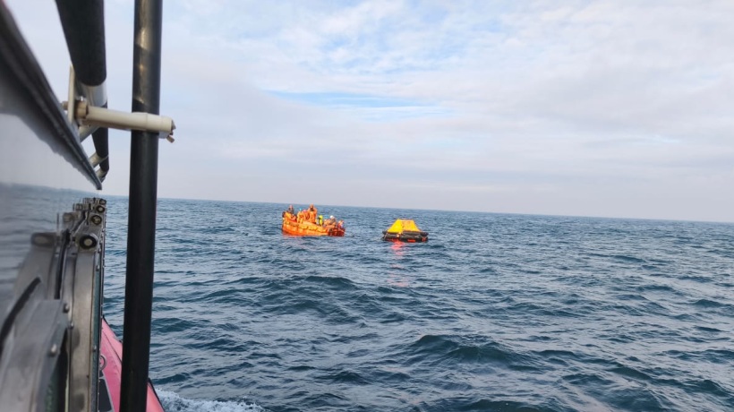 Nueve tripulantes resultaron ilesos tras hundimiento de lancha en la desembocadura del río Biobío en San Pedro de la Paz