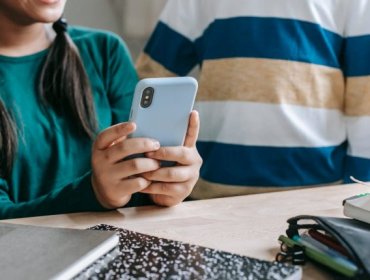 Finlandia prohíbe el uso de celulares en centros de enseñanza primaria y secundaria de todo el país