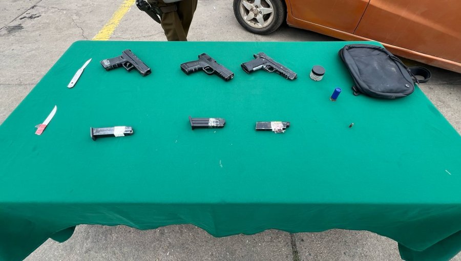 Tres detenidos por portar armas blancas y de aire comprimido en un auto en Cartagena