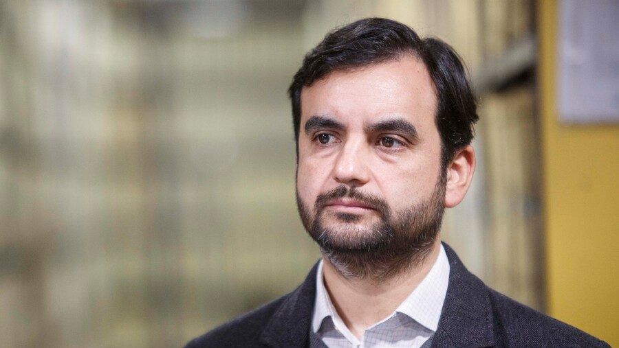 Ministro de Justicia rechaza imagen de muñecos colgados de Kast y Kaiser: "Tenemos que condenar esta publicación"