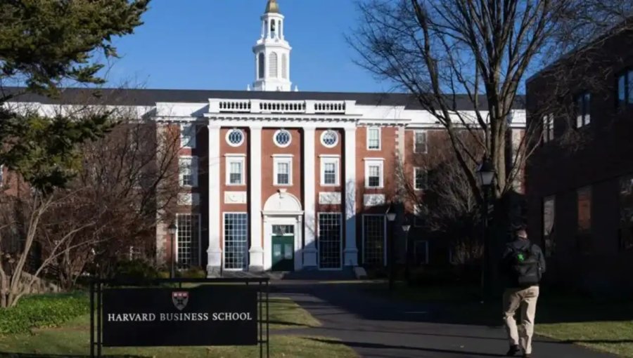 Donald Trump dice que le quitará a la U. de Harvard el estatus de exención de impuestos