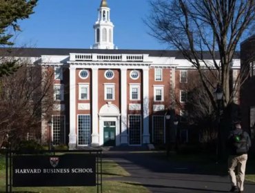 Donald Trump dice que le quitará a la U. de Harvard el estatus de exención de impuestos