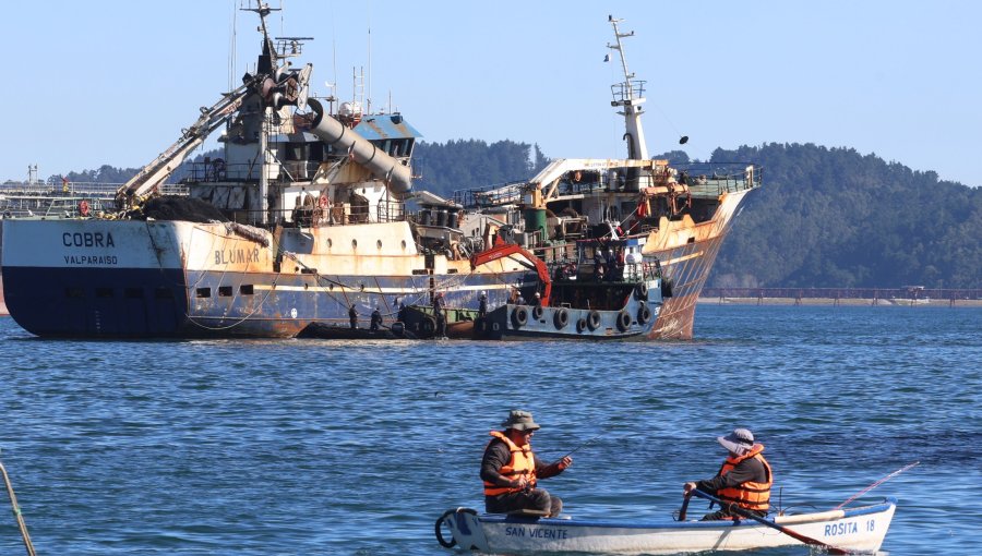 Pesquero «Cobra» entra a dique seco para ser sometido a peritajes y levantar evidencia del naufragio de la lancha «Bruma»
