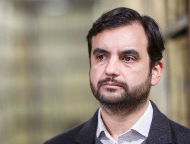 Ministro Gajardo rechaza imagen de muñecos colgados de Kast y Kaiser: "Tenemos que condenar esta publicación"