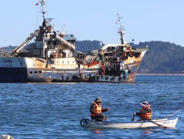 Pesquero «Cobra» entra a dique seco para ser sometido a peritajes y levantar evidencia del naufragio de la lancha «Bruma»