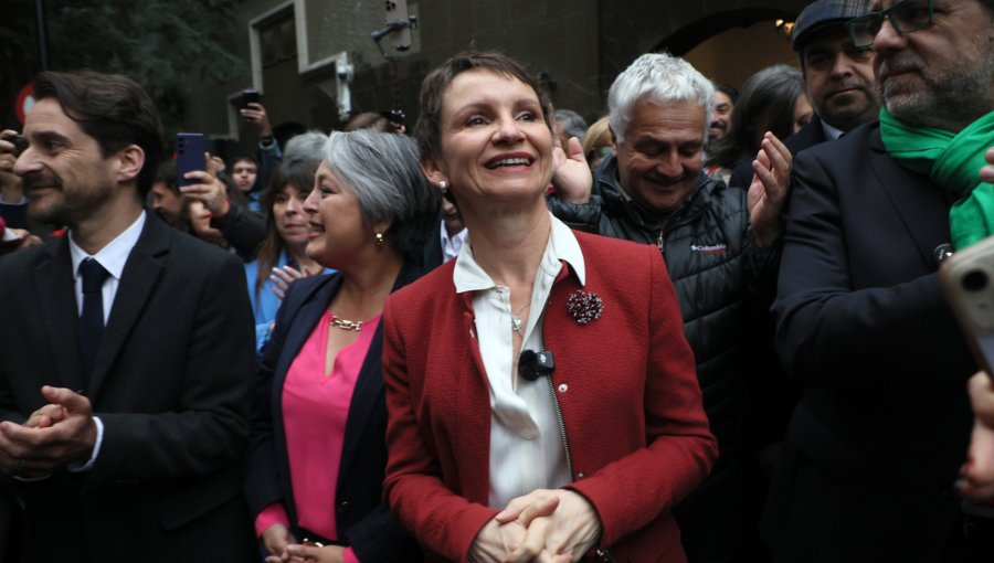 Carolina Tohá vuelve a liderar primarias presidenciales oficialistas