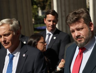 Kast y Kaiser rechazan imagen de muñecos colgados con sus caras en marcha por el Día del Trabajador