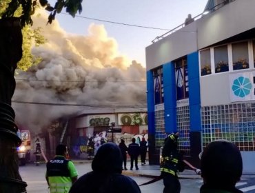 Incendio de grandes proporciones movilizó a todas las unidades de Bomberos a un costado del terminal de buses de Viña del Mar