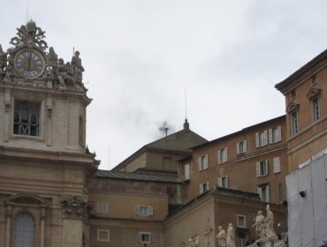 Vaticano instala la chimenea que anunciará al sucesor del Papa Francisco desde la Capilla Sixtina