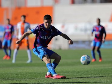 Fernando Zuqui avisa que la UC llega al clásico contra la U "creciendo como equipo e individualmente"