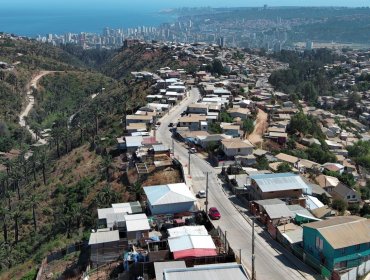 35 familias de Viña siguen en el limbo por trabas en regularización de terrenos: Lagos Weber afirma que en Forestal "se avanza poco"