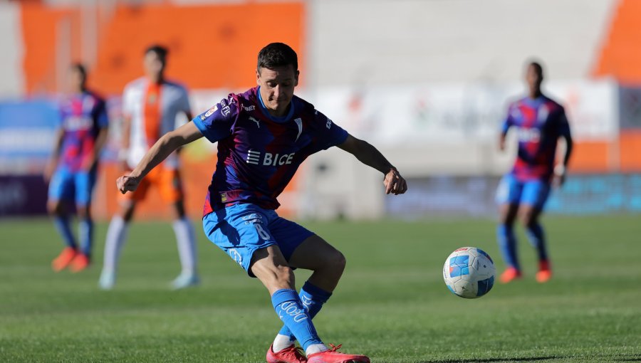Fernando Zuqui avisa que la UC llega al clásico contra la U "creciendo como equipo e individualmente"
