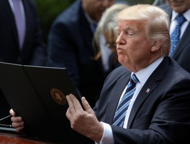 Trump retira financiamiento gubernamental a radio y cadena de televisión pública por "cobertura sesgada"