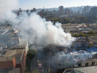 Incendio de grandes proporciones movilizó a todas las unidades de Bomberos a un costado del terminal de buses de Viña del Mar