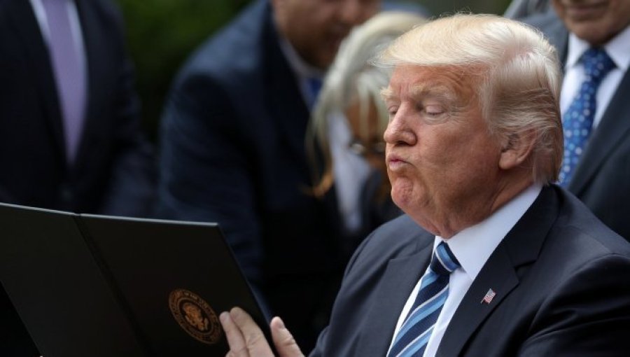 Trump retira financiamiento gubernamental a radio y cadena de televisión pública por "cobertura sesgada"