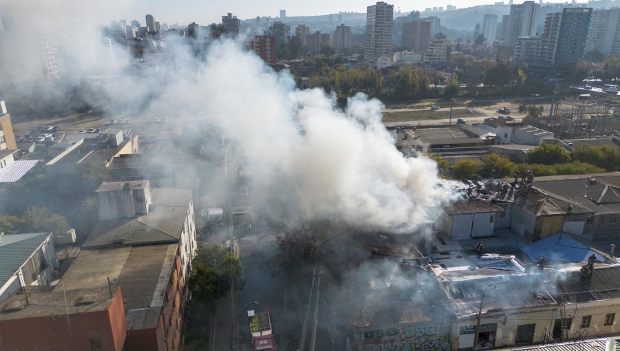 Incendio de grandes proporciones movilizó a todas las unidades de Bomberos a un costado del terminal de buses de Viña del Mar