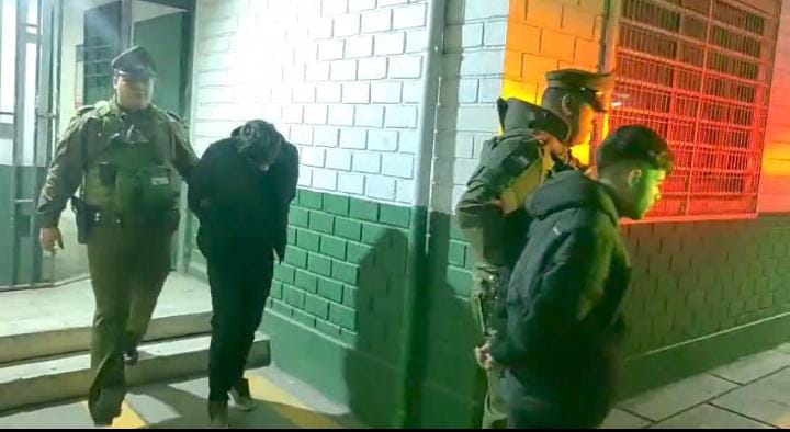 Delincuentes sin control: Disparan y chocan a Carabineros, son capturados luego de larga persecución